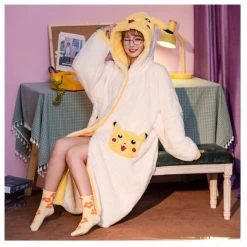 Pokemon Pikachu Kuscheliger Fleece Bademantel -Pokémon Spielzeug Geschäft product image 1852997138