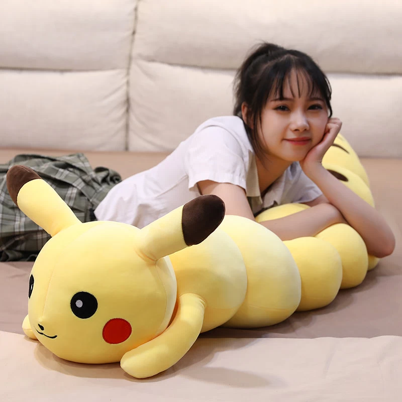 Riesiger Pikachu Kuschelwurm Stofftier 4 Riesiger Pikachu Kuschelwurm Stofftier - Image 4