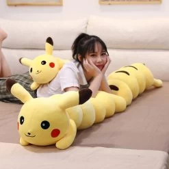 Riesiger Pikachu Kuschelwurm Stofftier 24 Riesiger Pikachu Kuschelwurm Stofftier -Pokémon Spielzeug Geschäft product image 1933075303