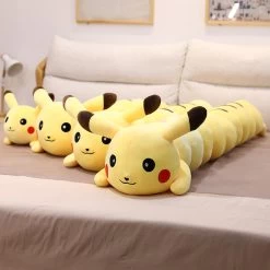 Riesiger Pikachu Kuschelwurm Stofftier 26 Riesiger Pikachu Kuschelwurm Stofftier -Pokémon Spielzeug Geschäft product image 1933075315